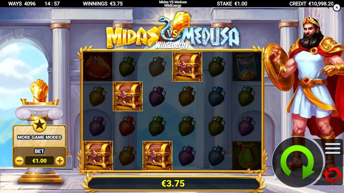 Pemandangan sinematik pertempuran antara Midas dan Medusa dalam slot Midas VS Medusa WildEnergy